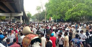 ছয় দফা দাবিতে পলিটেকনিক শিক্ষার্থীদের সাতরাস্তা মোড় অবরোধ