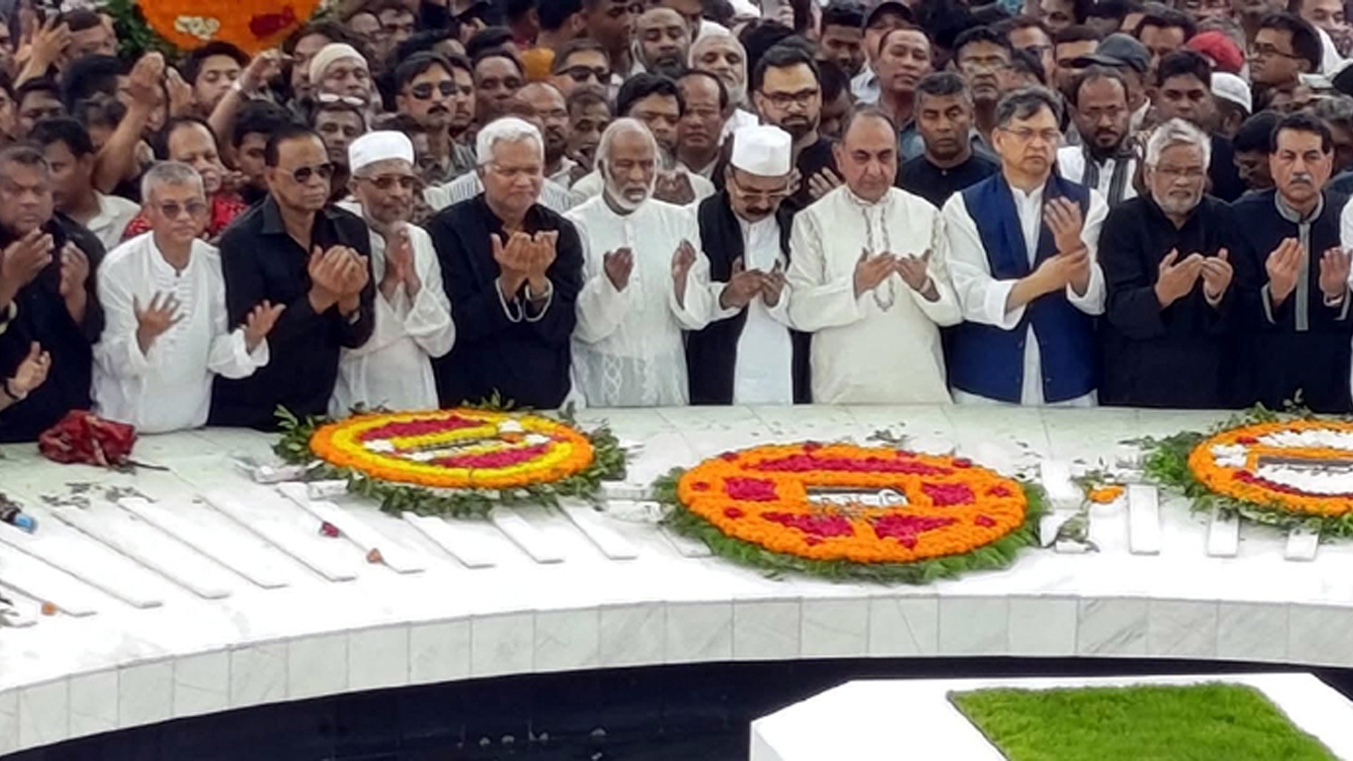 জিয়াউর রহমানের সমাধিতে নেতাকর্মীদের ফুলেল শ্রদ্ধা