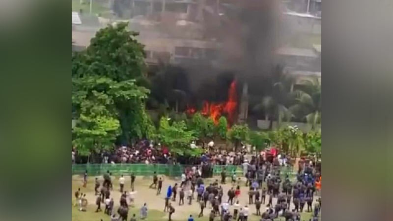 রাজধানীতে প্রশিক্ষণ বিমান বিধ্বস্ত