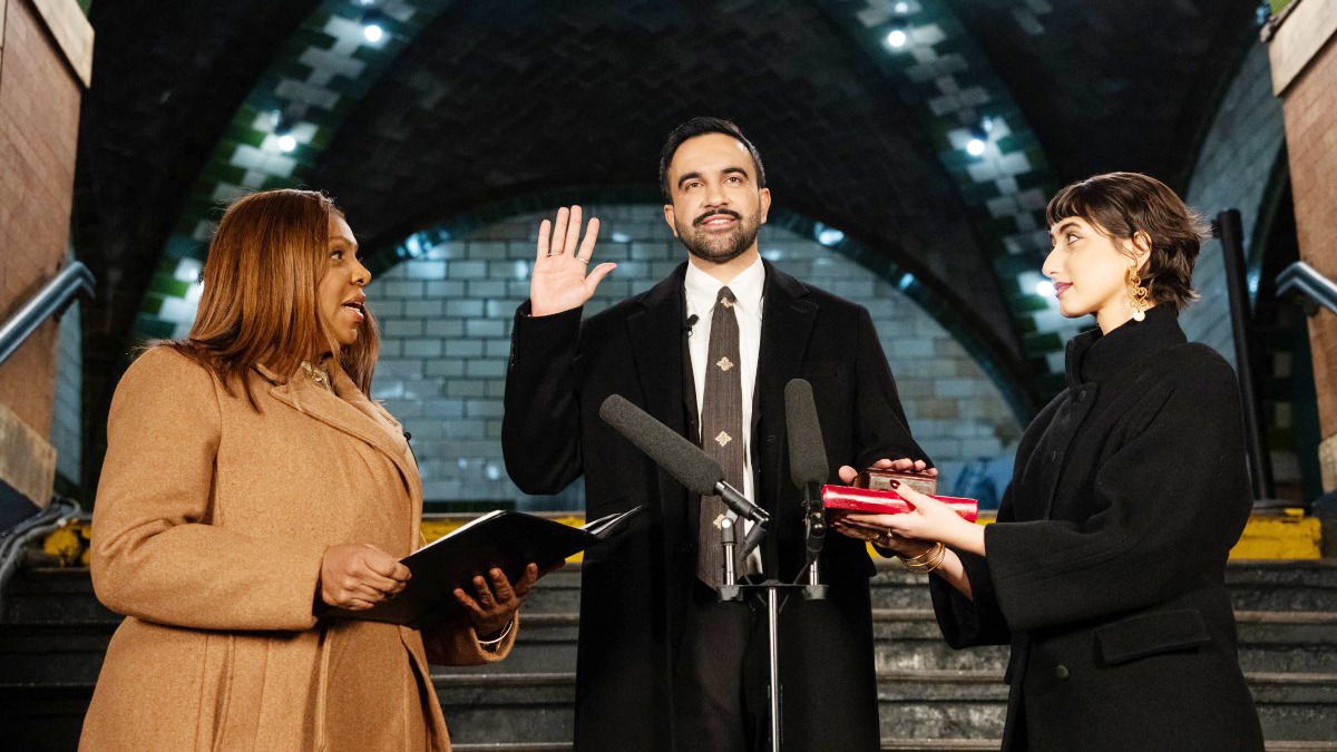 পবিত্র কোরআন ছুঁয়ে শপথ নিলেন মামদানি