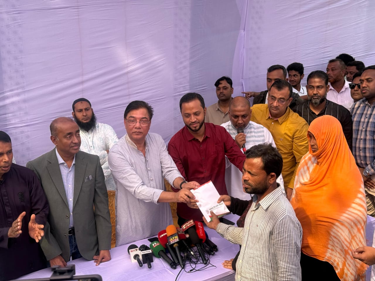 শৈলকূপা’র সেই প্রতিবন্ধী নাজনীনের চিকিৎসায় পাশে দাঁড়ালেন তারেক রহমান